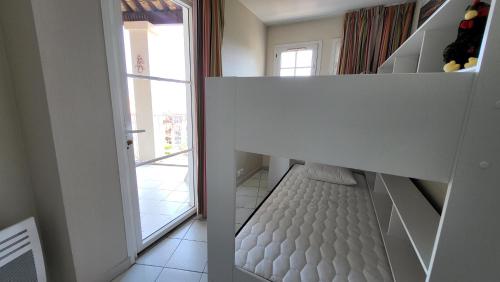 - un escalier blanc dans une chambre avec fenêtre dans l'établissement St RAPHAEL - CAP ESTEREL Location Colette, à Saint-Raphaël