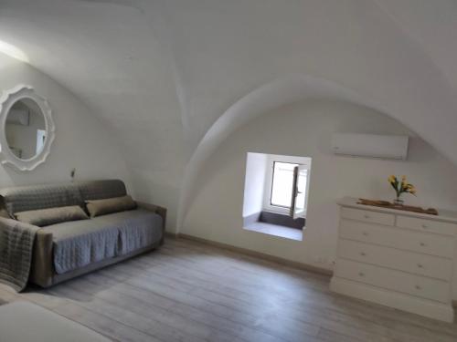 1 dormitorio con 1 cama, vestidor y ventana en Dimora Giorgilla, en Martano