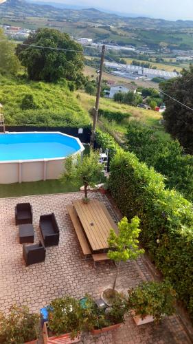 een uitzicht op een picknicktafel en een zwembad bij La Violetta in Camerano