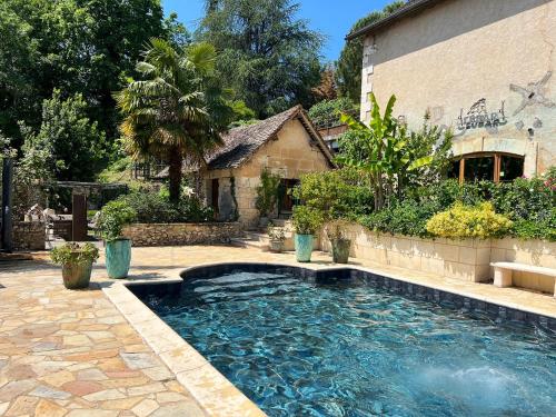 - une piscine en face d'une maison dans l'établissement Maison de 4 chambres avec piscine partagee spa et jardin amenage a Saint Front de Pradoux, à Saint-Front-de-Pradoux