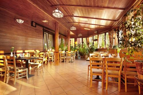 Reštaurácia alebo iné gastronomické zariadenie v ubytovaní Abro
