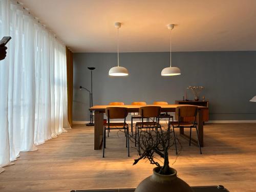 a dining room with a table and chairs at Lofts V26 in Essen