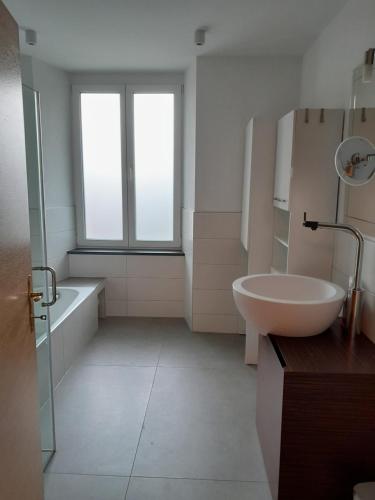 ein Badezimmer mit einem Waschbecken, einer Badewanne und einem WC in der Unterkunft Center No 1 in Bad Ischl