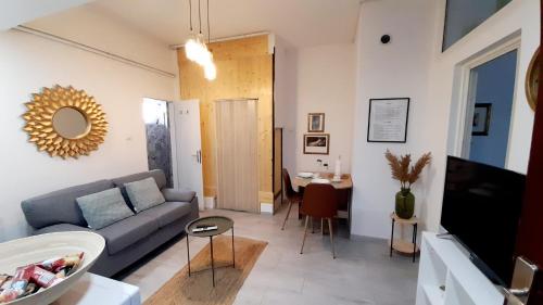 een woonkamer met een bank en een tafel bij Apartment Eleco in Bjelovar