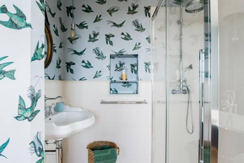 een badkamer met een douche en een wastafel bij Villa Countryside Maremma in Scansano
