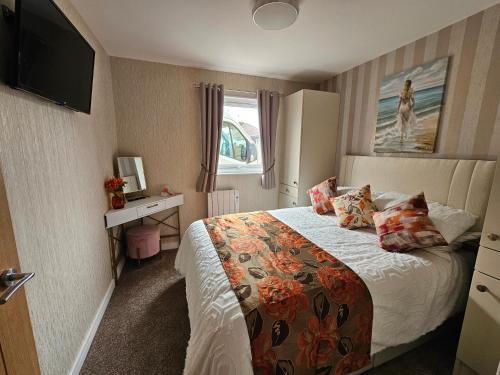 a hotel room with a bed and a television at Beautiful & Stunning 1-Bed Chalet in Bridlington in Bridlington