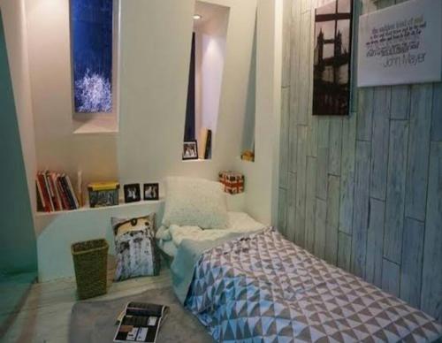 una camera con un letto di ely guest house a Giacarta