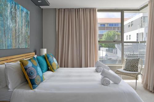 1 dormitorio con 1 cama grande y ventana grande en The Legacy 104, en Ciudad del Cabo