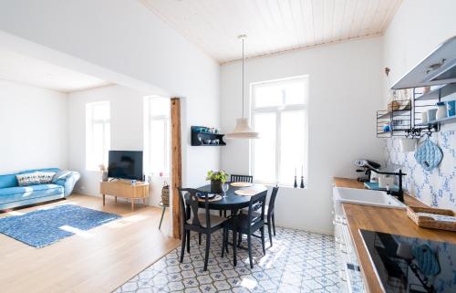 a kitchen and living room with a table and chairs at Haapsalu OldTown apartment in Haapsalu