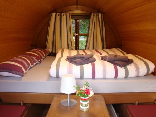1 dormitorio con 1 cama en una habitación pequeña en Schlaffass bei Meyerhöms, en Hermannsburg