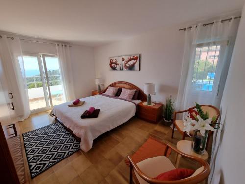 ブラナスにあるYour Paradise at Costa Bravaのベッドルーム1室(ベッド1台、大きな窓付)