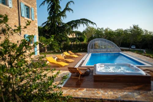 una piscina con tumbonas amarillas y una piscina en Julijud, heated pool, jacuzzi, DOME and sauna en Brajkovići