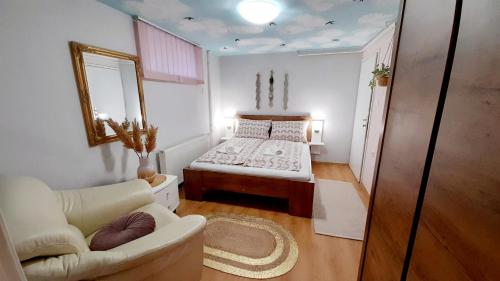 Habitación pequeña con cama y sofá en Apartment Eleco, en Bjelovar