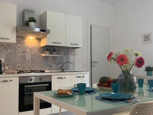 kuchnia ze stołem z wazonem kwiatów w obiekcie La casa di Nina w mieście Pozzallo
