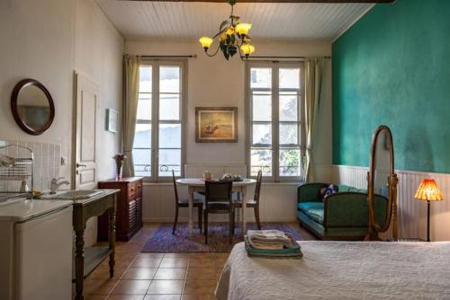 Cette chambre comprend un lit, une cuisine et une table. dans l'établissement Gipsy - chambre déco Van Gogh pour 1, 2 ou 3 pers, à Arles