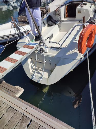 un bateau blanc attaché à un quai dans l'eau dans l'établissement Bateau a quai St Raphaël, 4 couchages , voilier Etap 28i, à Saint-Raphaël