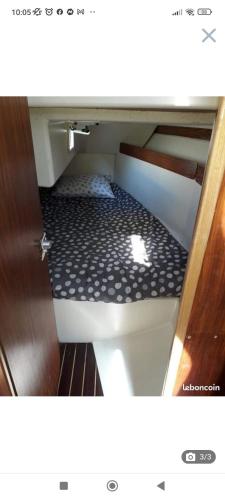 a small room with a floor in a boat at Bateau a quai St Raphaël, 4 couchages , voilier Etap 28i in Saint-Raphaël