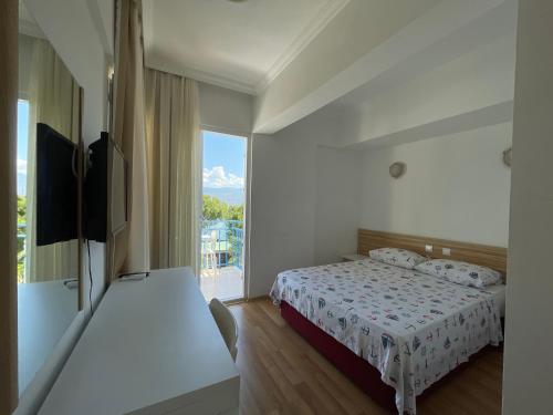 - une chambre avec un lit et une grande fenêtre dans l'établissement Hotel Status, à Fethiye