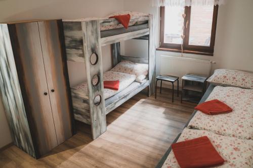 Zimmer mit 2 Etagenbetten und einem Tisch in der Unterkunft Chata - Sklep 57 in Starovice