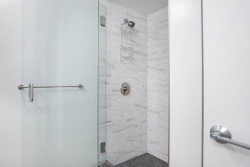 Un baño con ducha con puerta de cristal. en First Hill Studio w Gym Coworking SEA-459, en Seattle