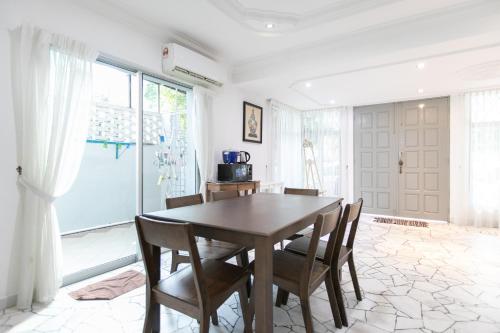 Cozy 6BR Gurney GeorgeTown Homestay, Tanjung Bungah (updated prices 2024)