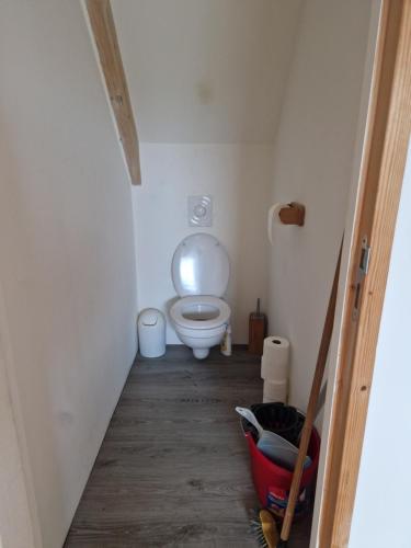 uma pequena casa de banho com WC num quarto em L'auberge d'authie em Authie