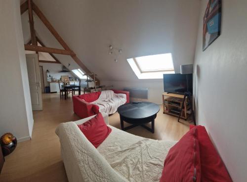 uma sala de estar com dois sofás e uma televisão em L'auberge d'authie em Authie