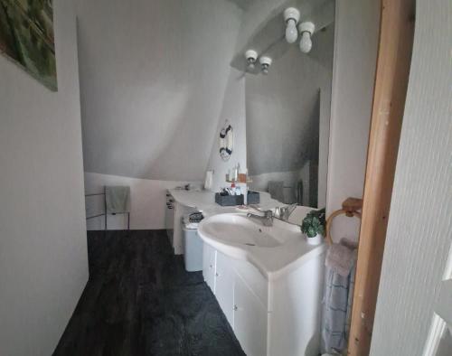 - une salle de bains blanche avec deux lavabos et un miroir dans l'établissement L'auberge d'authie, à Authie