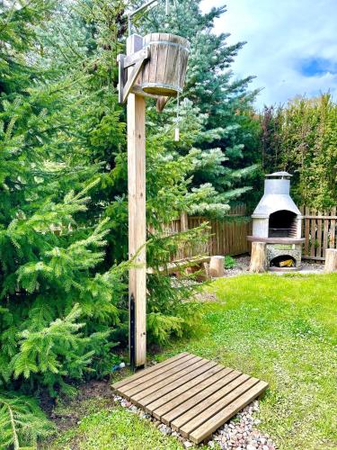 a bird feeder on a wooden post with a grill at Chata z Bala Mierki in Mörken