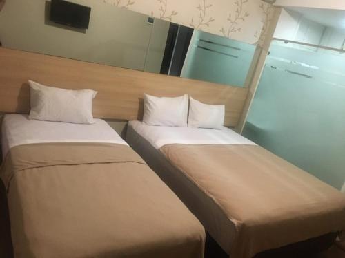 Ένα ή περισσότερα κρεβάτια σε δωμάτιο στο Royal Guesthouse Bandar Lampung