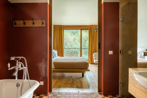 Un pat sau paturi într-o cameră la Rooms Hotel Kazbegi