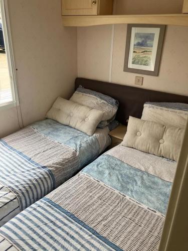 a room with two beds in a room at Chalet Stal Veersedam in Kamperland