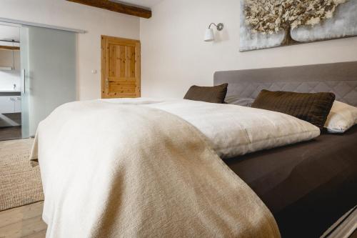 Un dormitorio con una cama grande con una manta. en Klostermühle, en Eltville am Rhein