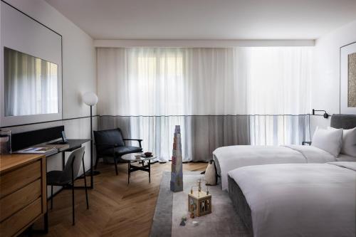 Un ou plusieurs lits dans un hébergement de l'établissement Juno Hotel Sofia, a Member of Design Hotels