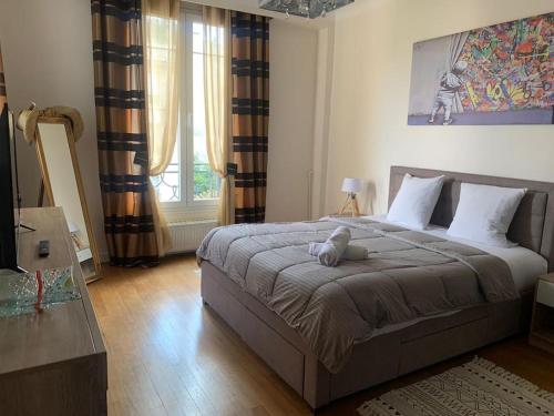 Un dormitorio con una cama con un osito de peluche. en Spacious 2 bedrooms 85 m2 near Champs Elysées, en Neuilly-sur-Seine