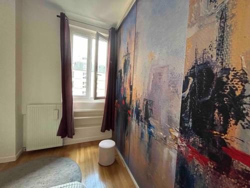una habitación con un montón de arte en la pared en Spacious 2 bedrooms 85 m2 near Champs Elysées, en Neuilly-sur-Seine