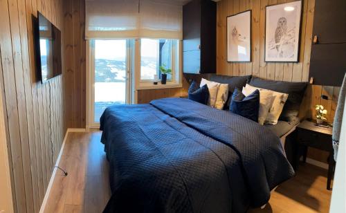 Postel nebo postele na pokoji v ubytování Skagahøgdi apt 9 - ski inn/out and an amazing view