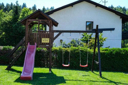 un parque infantil con un tobogán en un patio en Keutschacherhof, en Keutschach am See