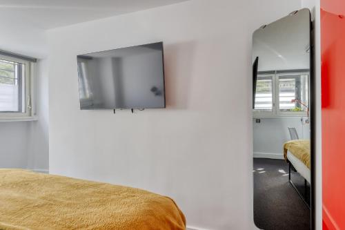 Branded New and Comfy Studio - Heart of Paris 3