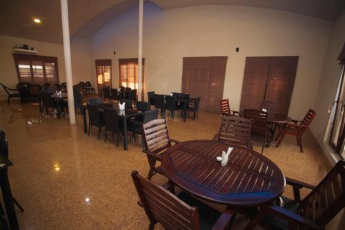 een lege eetkamer met tafels en stoelen bij Hotel Irise in Kobuleti