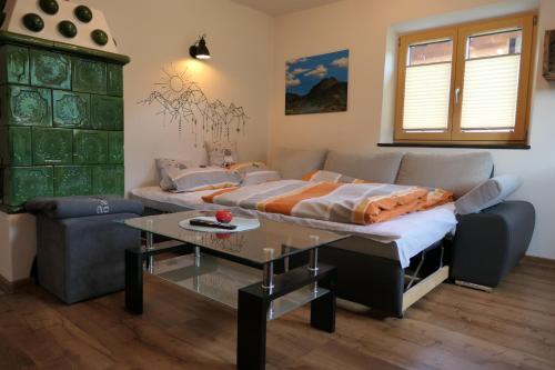 un soggiorno con un divano e un tavolo di Appartement Nummer 12 a Going