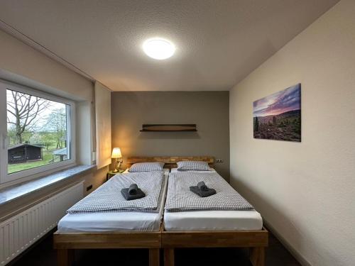1 dormitorio con cama y ventana en Heidhof, en Bispingen