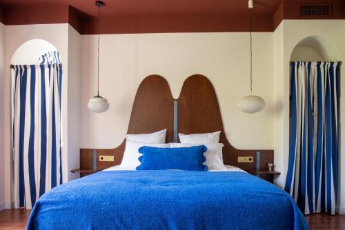 - une chambre dotée d'un lit bleu avec des draps bleus dans l'établissement Les Chambres de la Relève, à Marseille