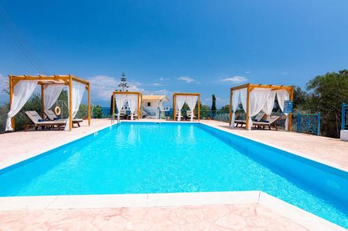 una piscina con 2 tumbonas y una piscina en Koroni Xenios Zeus, Seaview Summer Retreats, en Koroni