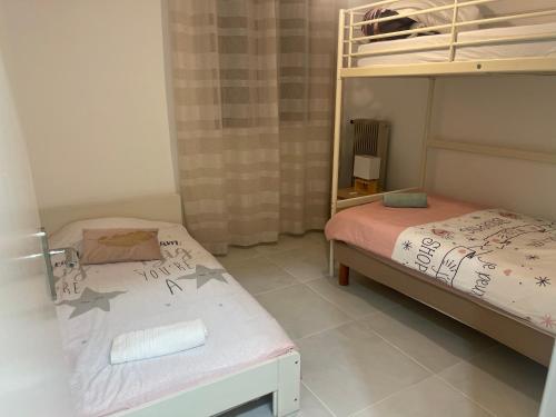1 dormitorio con 2 camas y 1 litera en Maison 3chambres ,climatisée en Nimes