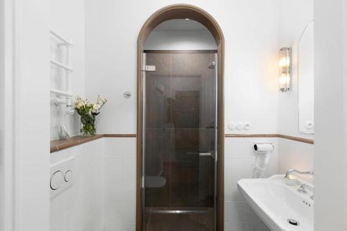 a bathroom with a shower and a sink at Willa Szwarc by Elite Apartments in Sopot