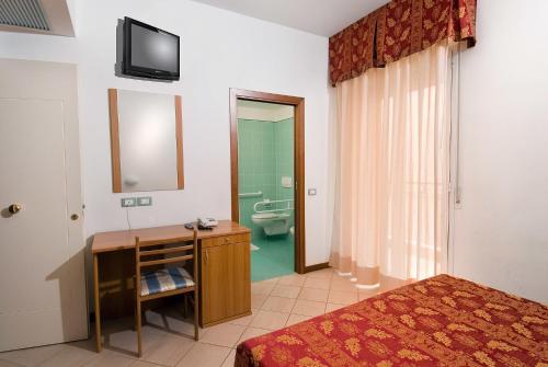 - une chambre avec un lit et une salle de bains avec des toilettes dans l'établissement Hotel Belvedere, à Misano Adriatico