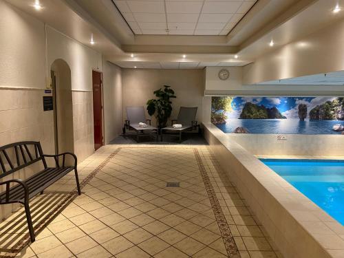 un pasillo con piscina en una habitación de hotel en Two Brothers Noordwijk Beach en Noordwijk aan Zee