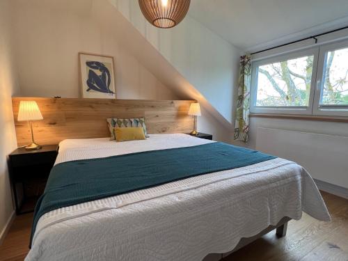 Un dormitorio con una cama grande y una ventana en Ferienwohnung Blümlein, en Nonnenhorn