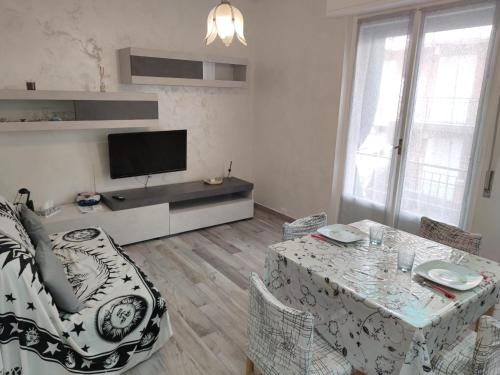 uma sala de estar com uma mesa e uma televisão em CASA DADO em Rapallo